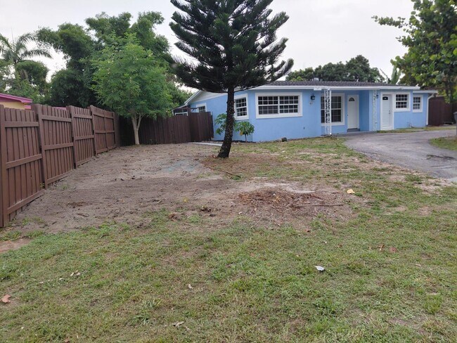 Building Photo - 785 Balfrey Dr S