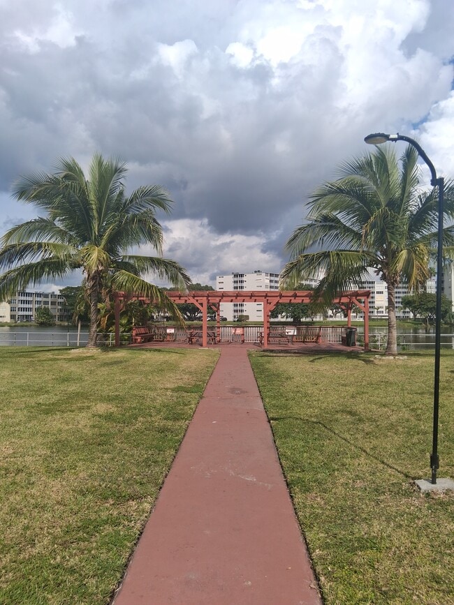 Building Photo - 1605 NE 185th St