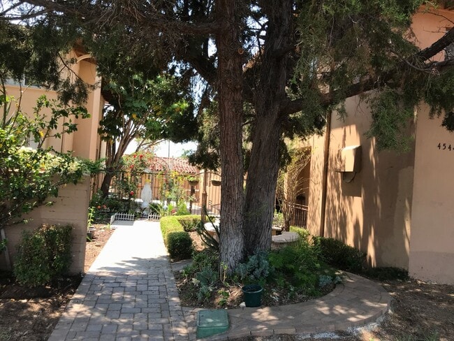 Foto del edificio - First Floor Room in an old convent--Female...