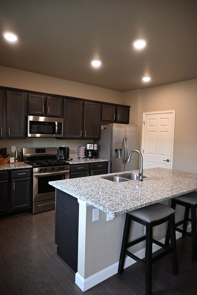 Building Photo - 1986 Shadow Creek Dr