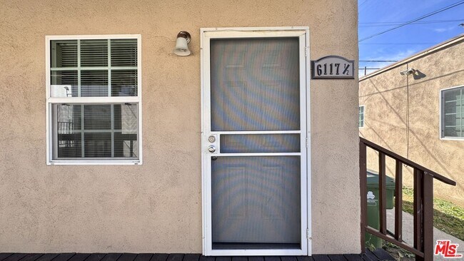 Foto del edificio - 6117 1/2 S Victoria Ave