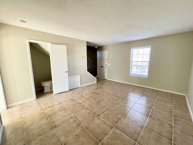 Building Photo - 1704 Devonwood Dr