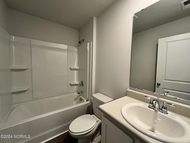 Foto del edificio - 8219 E Highcroft Dr NE