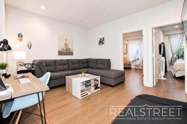 Foto del edificio - Renovated Spacious 2 BR in Bushwick