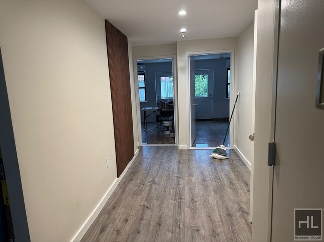 Building Photo - 2 BEDROOM | LONG ISLAND CITY