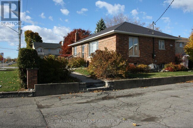 Photo du bâtiment - 1781 Queensdale Ave