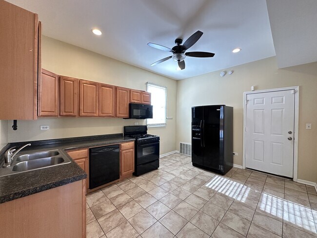 Foto del edificio - 2028 N Hamlin Ave