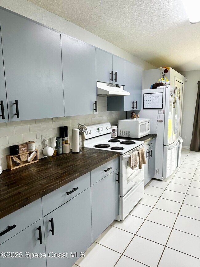 Building Photo - 1010 Lundy Dr