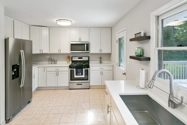 Foto del edificio - 4 Bedroom/2 Bath Libertyville