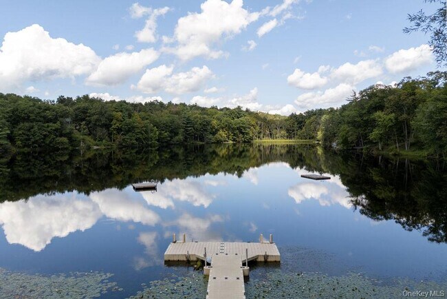 Foto del edificio - 42 Lake Pleasant Rd