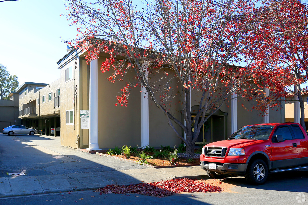 Primary Photo - Corinthian Apartments