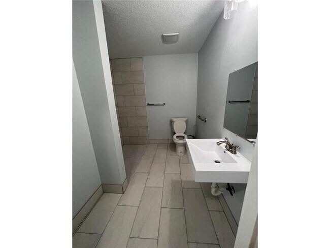 Foto del edificio - 910 N Oliver Ave