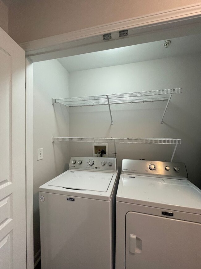 Foto del edificio - Three Bedroom Townhouse Available!