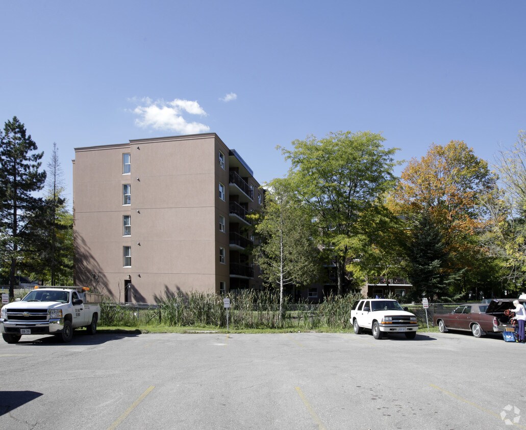 Armstong Terrace Apartments 8 Durham St Halton Hills, ON
