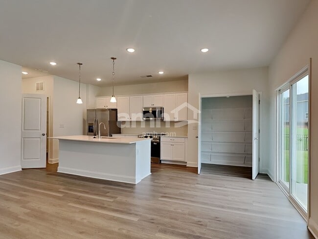 Building Photo - 6066 Rosemore Ln