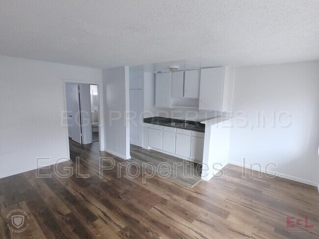 Building Photo - 3943 La Rica Ave