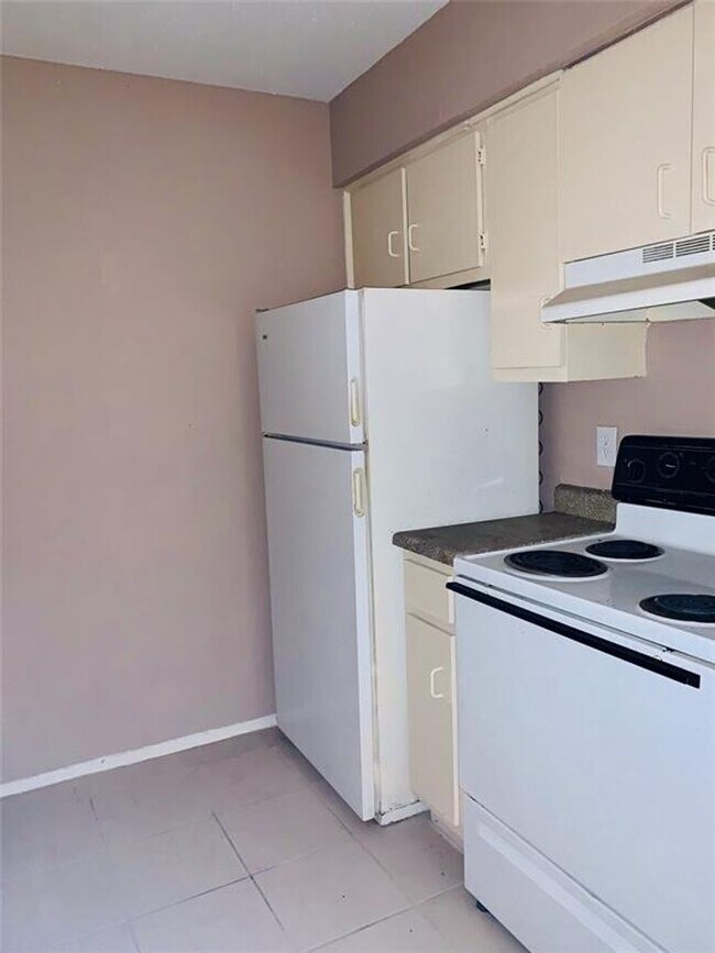 Building Photo - 1 bedroom/1 bath - second floor unit