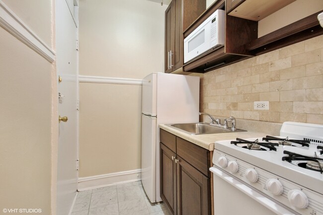 Foto del edificio - 3606 N Pine Grove Ave