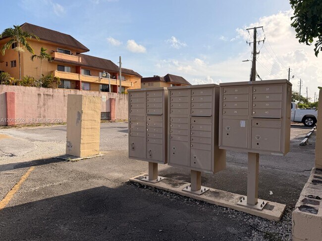 Foto del edificio - 2441 NW 13th St