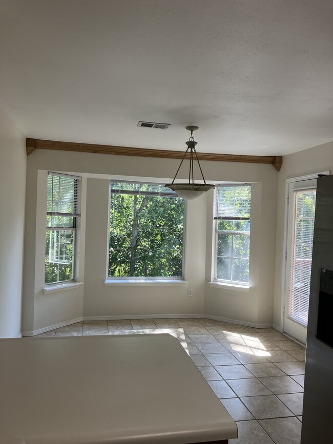 Foto del edificio - 8632 Golf Creek Dr