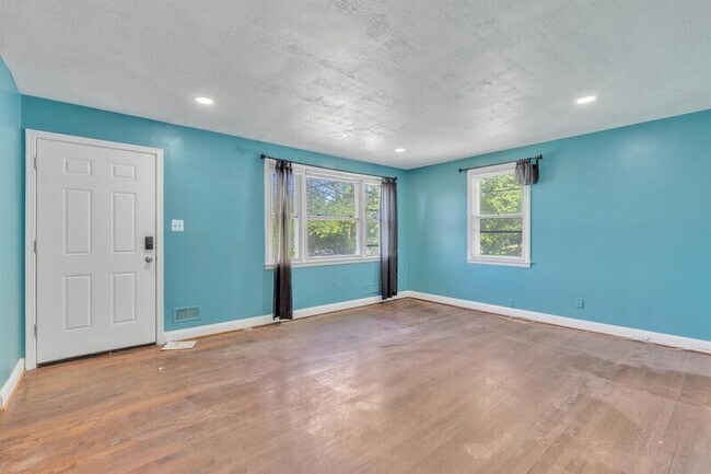Building Photo - 6738 Dogwood Rd