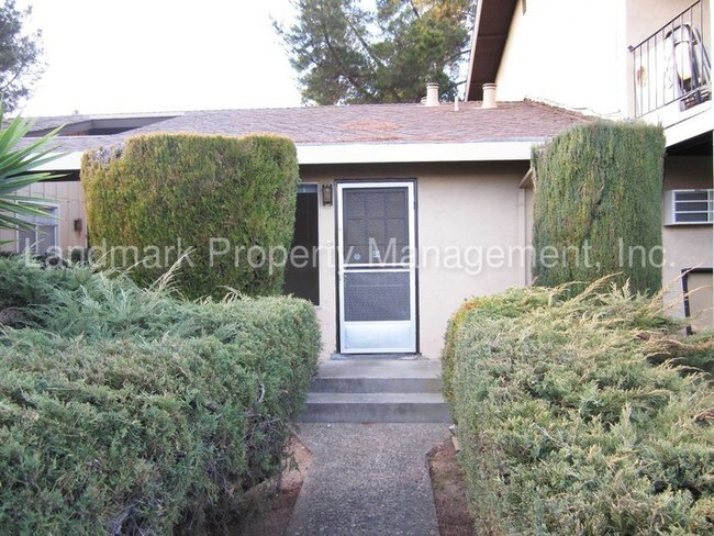 Building Photo - 15265 La Alameda Dr