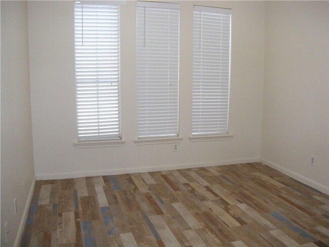 Foto del edificio - UT PRE-LEASE: 1 Bed / 1 Bath West Campus C...