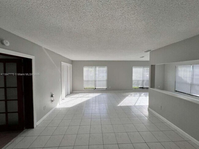 Foto del edificio - 621 NE Helicon Ln