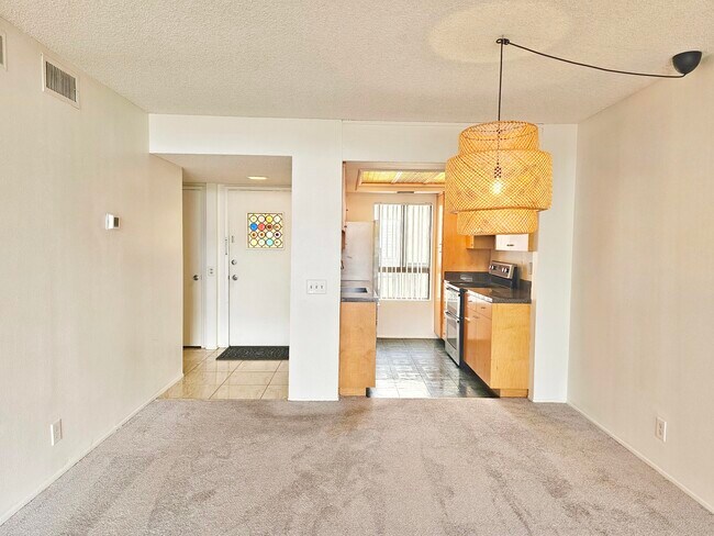 Building Photo - 1415 N Sunrise Way