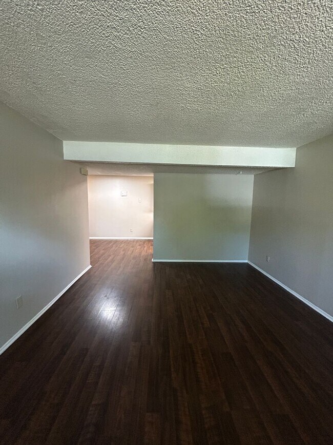 Foto del edificio - Two Bedroom Condo For Rent In Louisville
