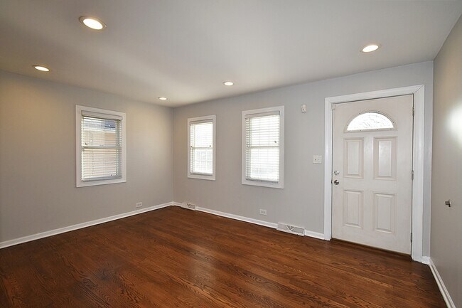 Building Photo - 159 Oakwood Dr