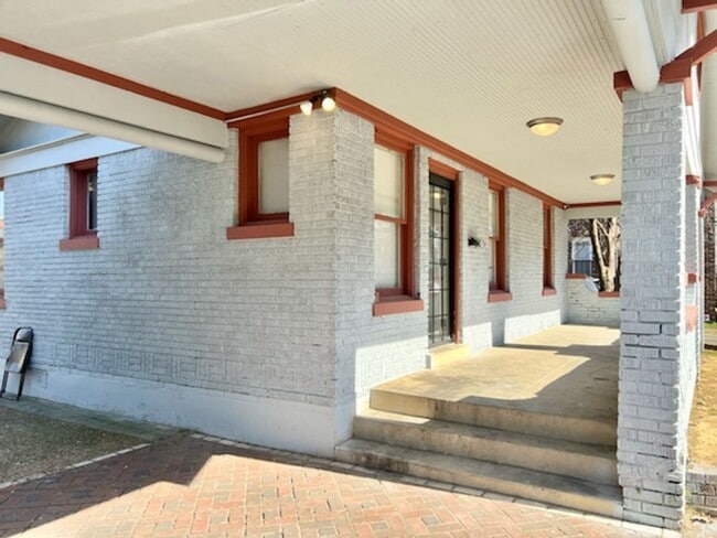 Foto del edificio - 2380 Forrest Ave