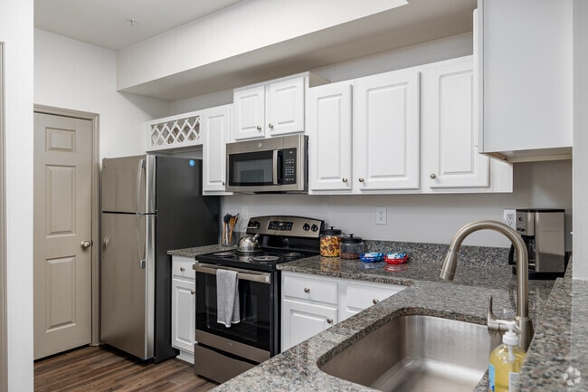 2HAB, 2BA - 1,185 ft² - Cocina - Monroe Place Apartments