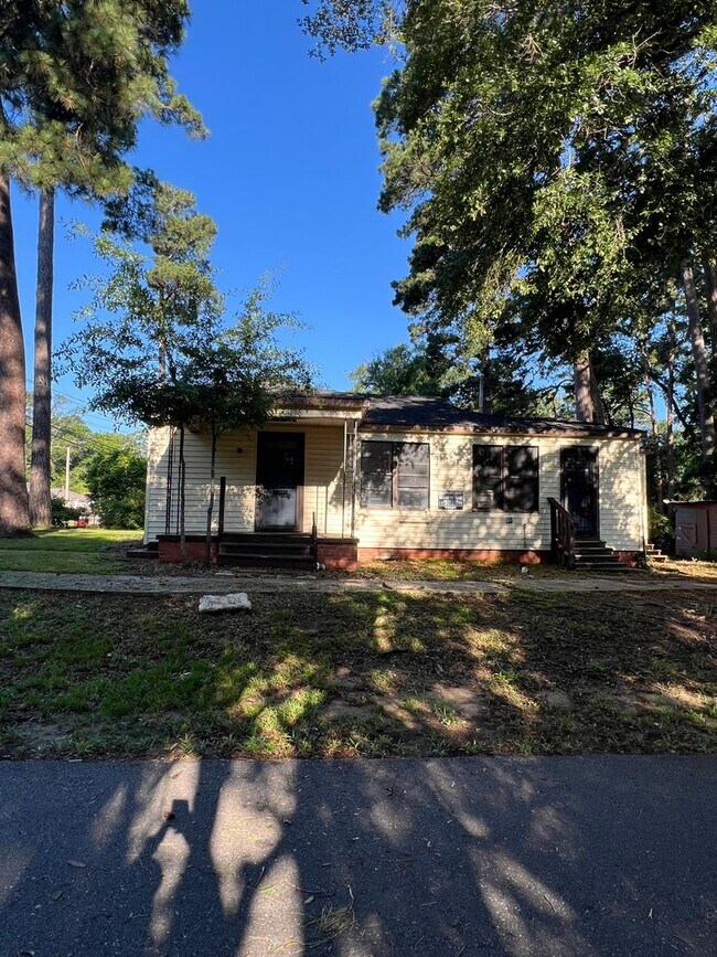 Building Photo - Corner Lot! 3 bed, 2 bath!