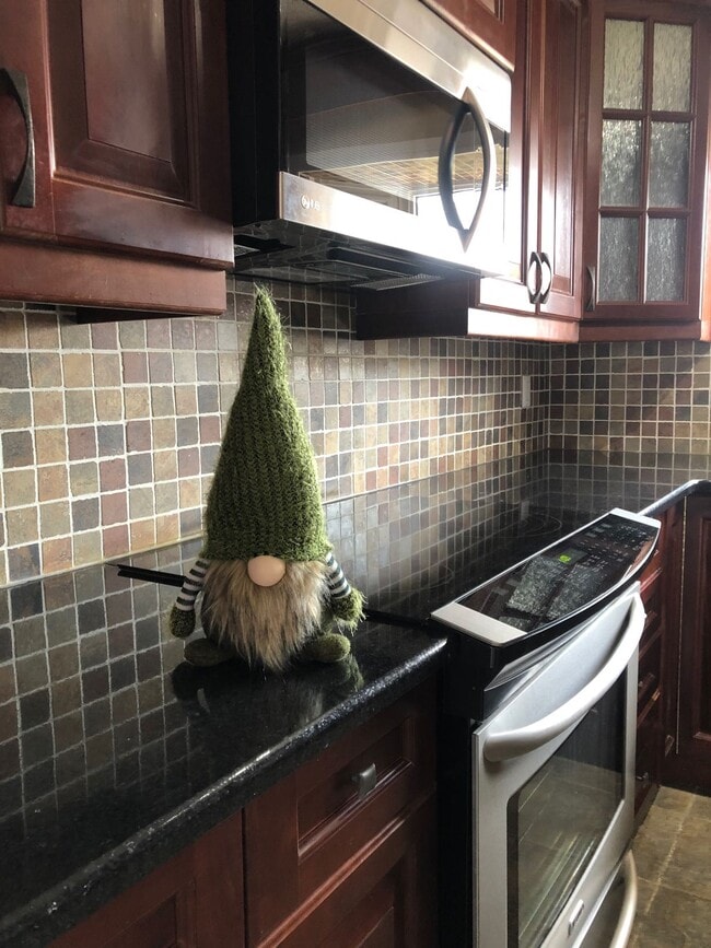 Building Photo - 3 Bed 1.5 Bath Unit in Edmonton, AB