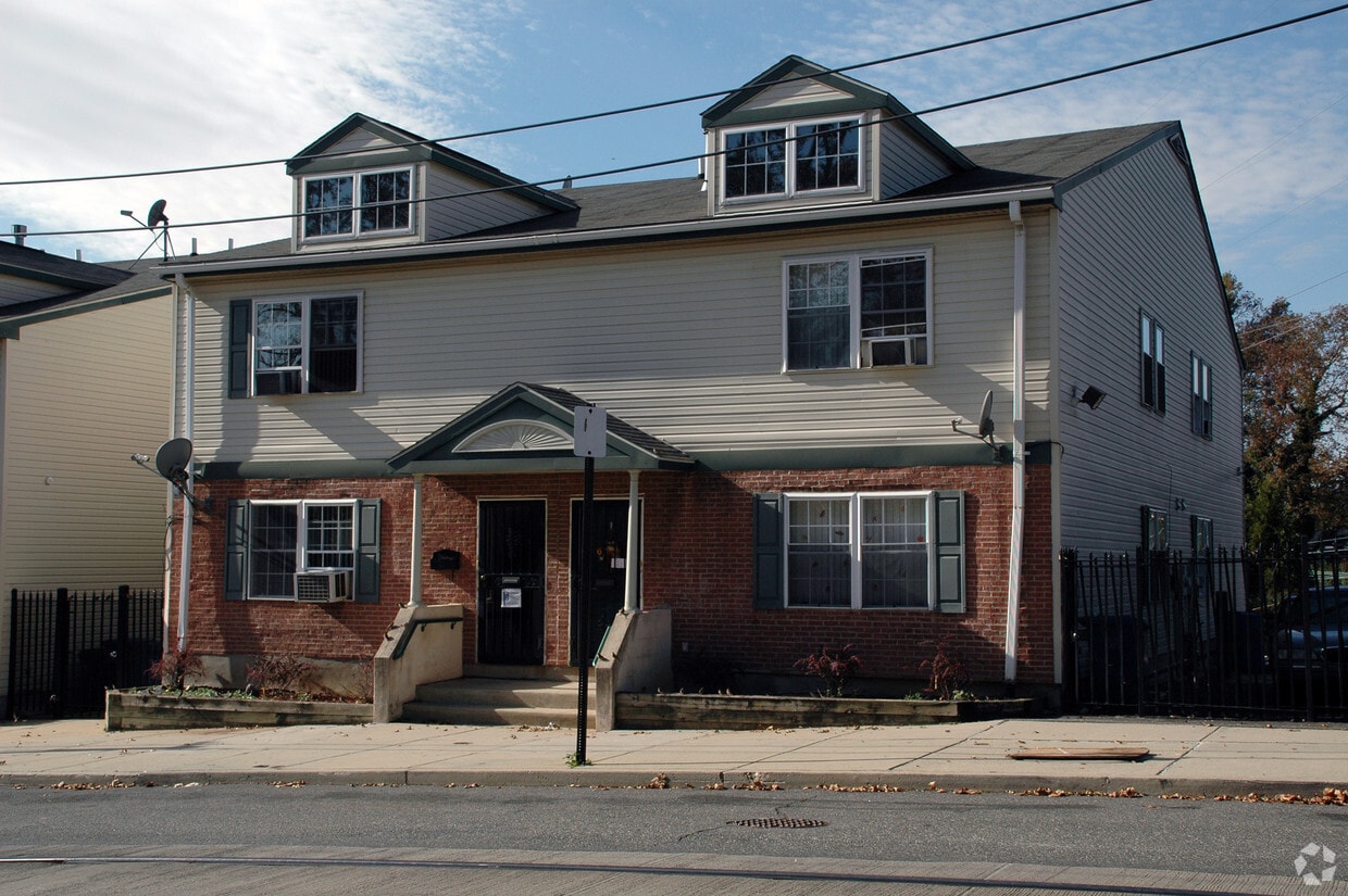 Primary Photo - 4923 Chester Ave