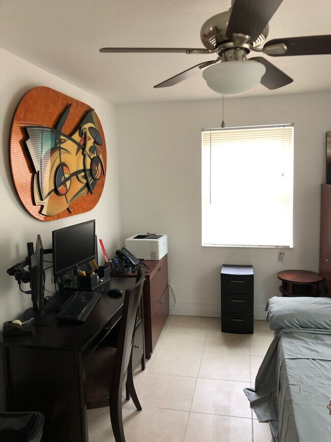 Foto del edificio - 12215 Lakeshore Dr