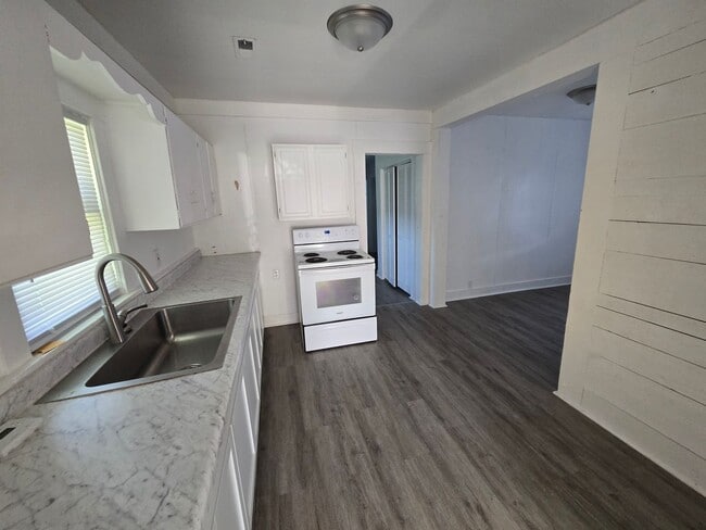 Building Photo - Adorable 3 bed 1 bath house! Spacious unit!