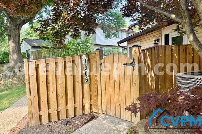 Building Photo - 1906 Ardenwood Terrace