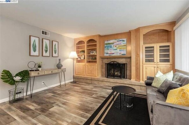 Building Photo - $2,590 - THE NICEST FIRST FLOOR CONDO IN P...