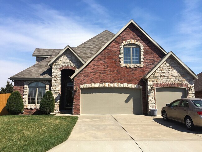 Foto del edificio - All Brick/Stone 4 Bedroom Home Available! ...