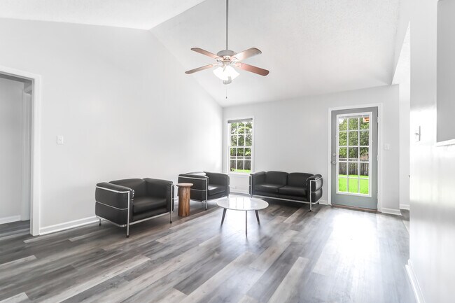 Living room - 118 Trenholm Dr