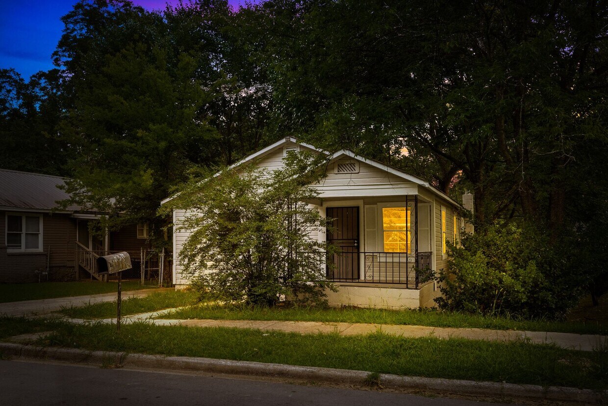 Primary Photo - Charming 2 Bedroom, 2 Bathroom house