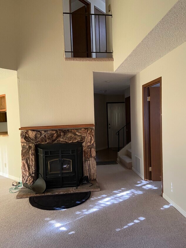 Living room with vaulted ceiling - 1565 Parkway Dr