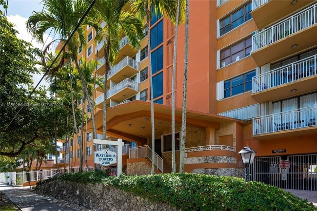 Foto del edificio - 2450 NE 135th St