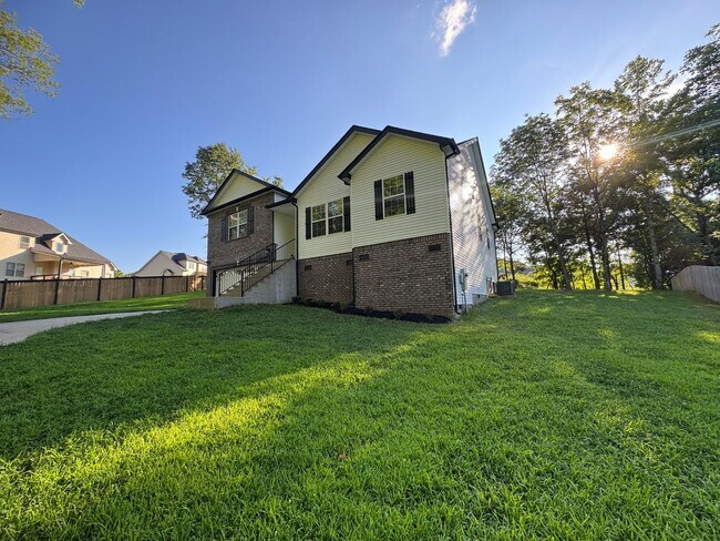 Building Photo - Gorgeous Single Family Home In Clarksville