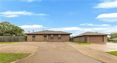 Building Photo - 807 Holleman Dr