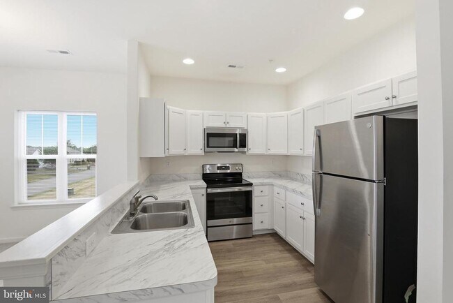 Building Photo - 5002 Pebble Ln W