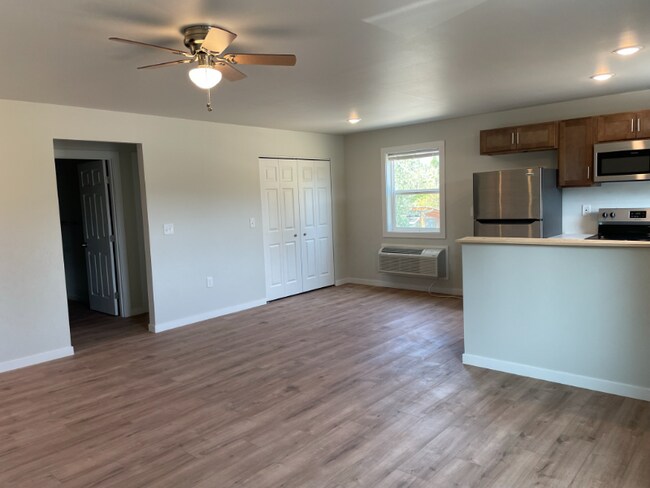 Foto del edificio - 1040 W 2nd St Ext