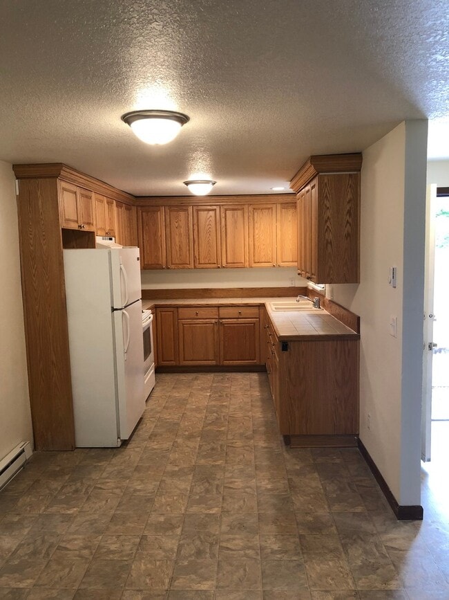 Building Photo - Two Bedroom Apartment in Central Salem